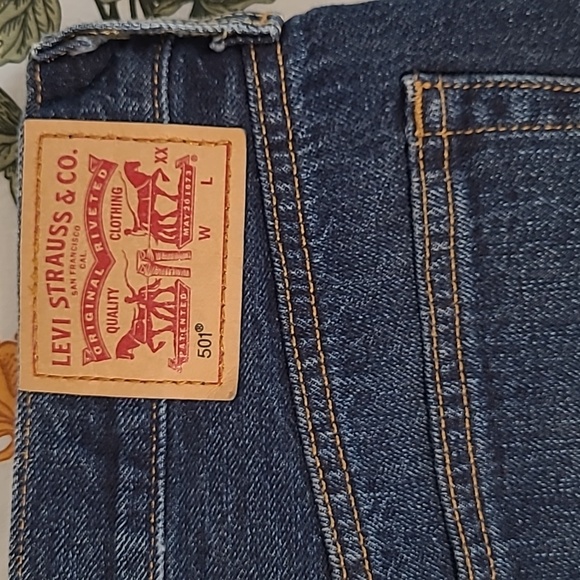 Levis 501 Cuttoffs~ SHORT and Cheeky~Women's Large, Dark Wash,  Button Fly - Picture 2 of 6
